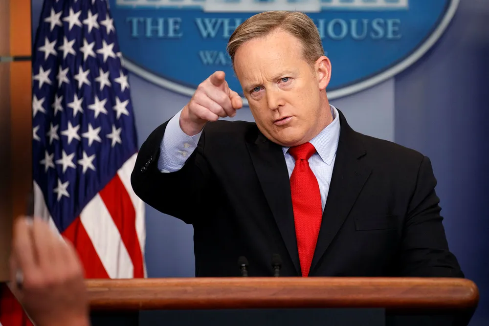 Talsmann Sean Spicer mener ordren er lovlig. En dommer i Washington er ikke enig. Foto: Evan Vucci