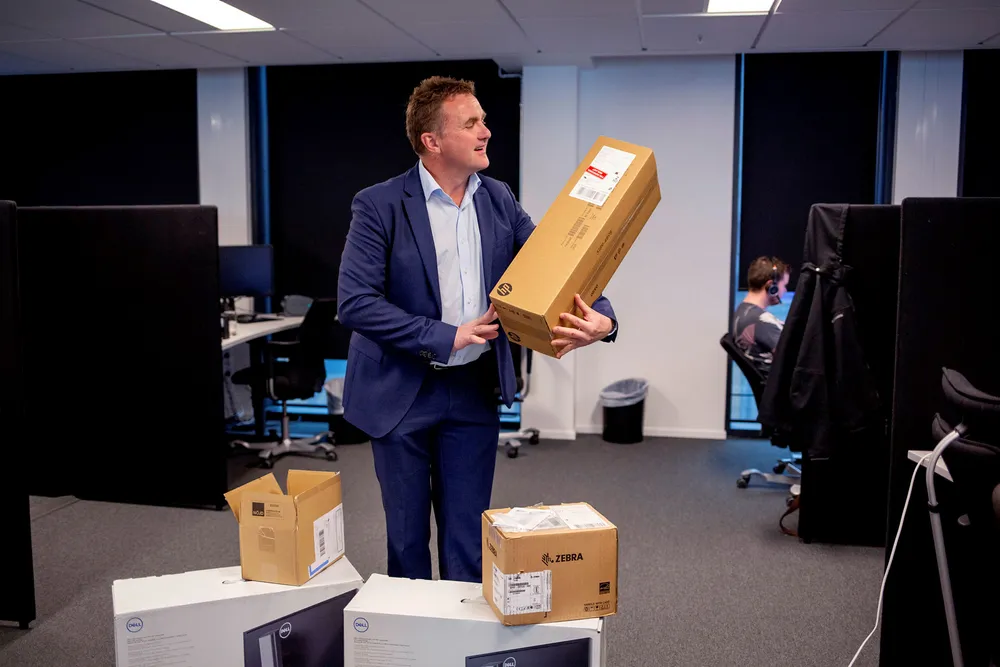Administrerende direktør i Consignor Group, Peter Thomsen, viser frem etikettene selskapet leverer som sikrer at pakker man har kjøpt på nettet kan spores.