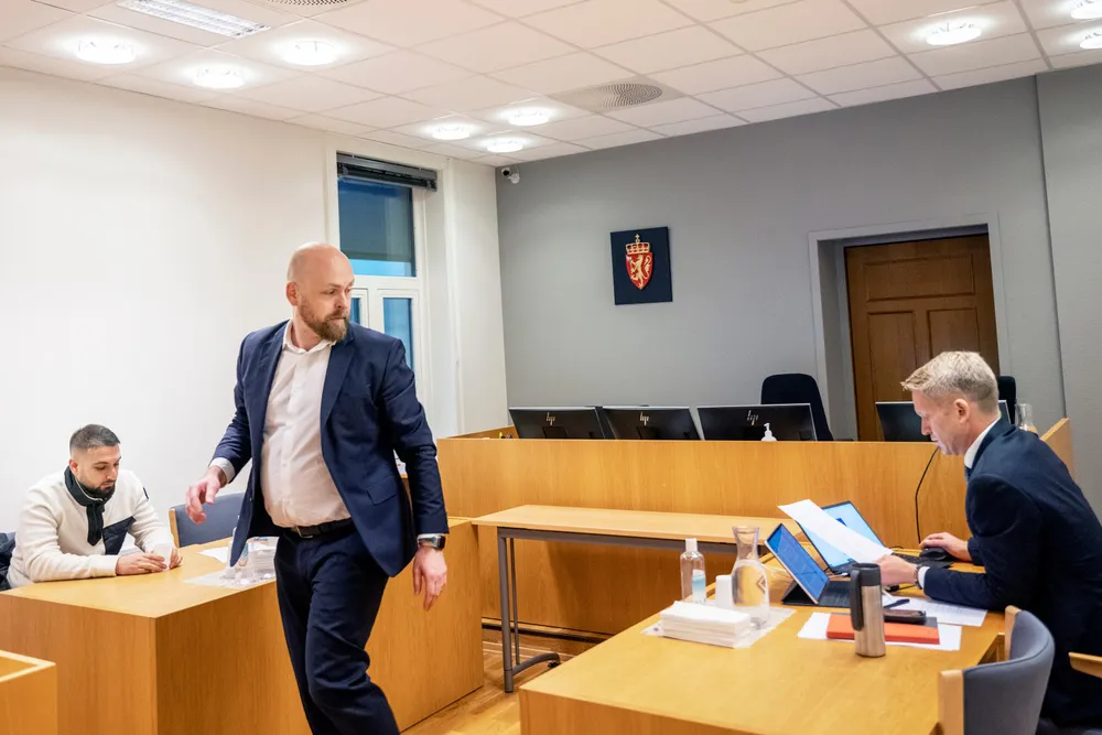 Advokat Bjørnar Håland (i midten) representerer de 14 kundene som går rettens vei for å beholde gunstige maksprisavtaler. Her er han avbildet da han på vegne av klienten Abdul Jacoub (til venstre) vant frem i tingretten i Larvik i september i en tilsvarende sak. Til høyre Tinde Energis advokat Anders F. Wilhelmsen.