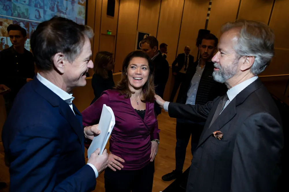 Konsernsjef i Schibsted Kristin Skogen Lund (i midten) mener vi må snakke om at menn diskrimineres. Her sammen med styreleder i Schibsted (fra venstre) Ole Jacob Sunde og finansdirektør Trond Berger i Schibsted etter Skogen Lunds første presentasjon av konsernets kvartalsrresultat.