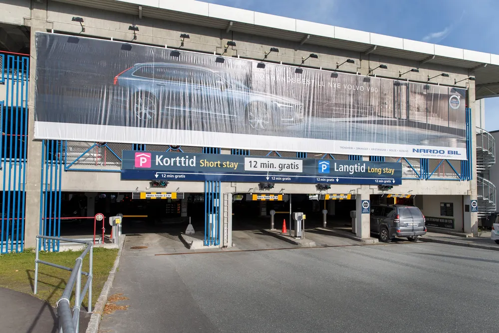 Saken gjelder blant annet dekning av parkeringskostnader på flyplassen ved hjemstedet. Her er parkeringshuset på Værnes i Trøndelag.