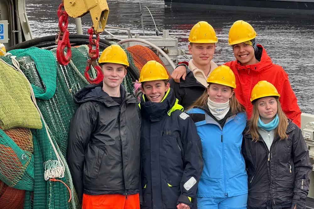 Trondheims-elevene tester ut prototypen de har laget om bord på forskningsskipet «Trygve Braarud» i Oslo denne uken. Fra venstre: Magnus Gressetvold, Martin Pedersen, Johannes Wåhlberg-Thorsen, Lisa Kastås, Alexander Muthanna og Oda Mestvedt.