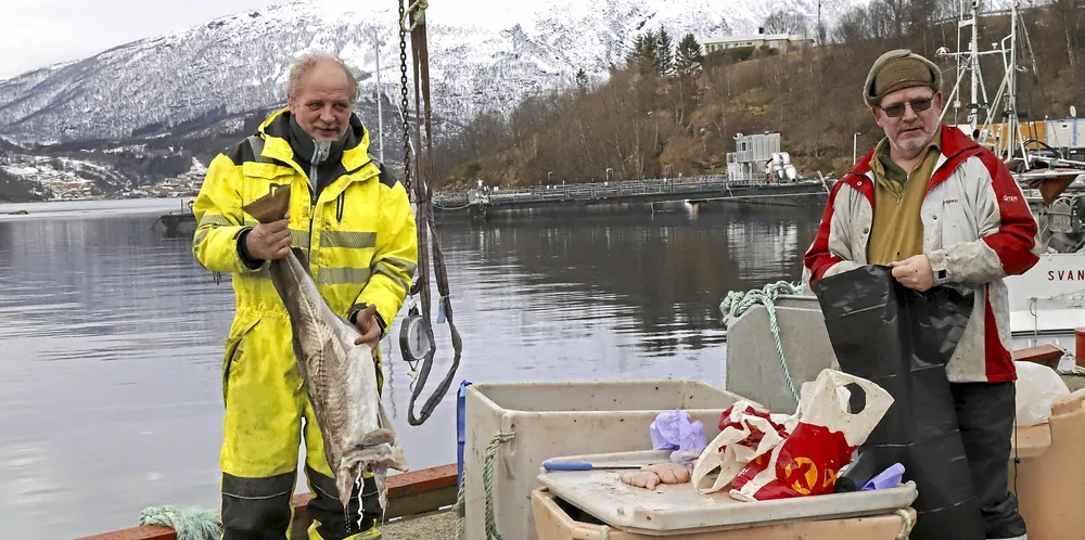 – 10 kilo sløyd uten hau, hevder Audun Nilsen etter testveiing. Stein-Are Opdal (th) rydder opp etter skreilandingen fra Svendsgrunnen. Karet i bakgrunnen var med på turen.