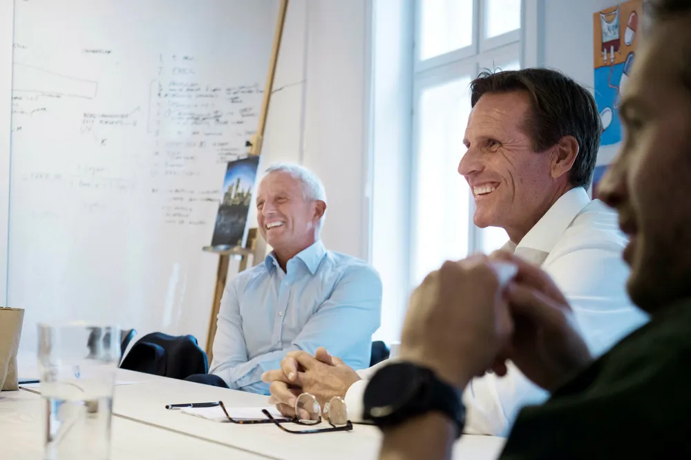Jo Lunder (t.v.) og Morten Røisland kjøper aksjer for fem millioner kroner i fem selskaper startet av Askeladden & Co. Partner Martin Schütt (t.h) sier selskapets konsepter ikke trenger mye penger, men selger noe aksjer for å dekke driften.