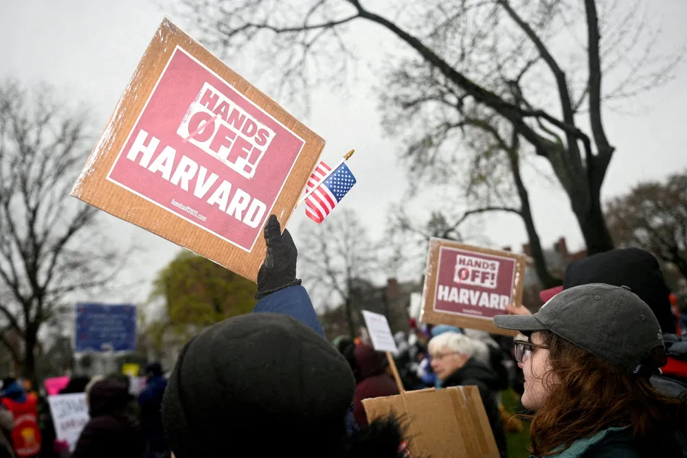 Demonstranter samlet seg for å protestere mot Trump-administrasjonens krav i april i år. Siden har situasjonen bare blitt verre for Harvard-universitetet.