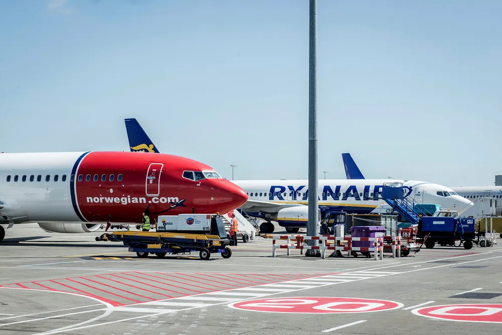 Mange piloter har så langt i år valgt å hoppe fra Ryanair til Norwegian. Bildet viser fly fra Ryanair og Norwegian på flyplassen i Dublin. Foto: Foto: Gorm K. Gaare