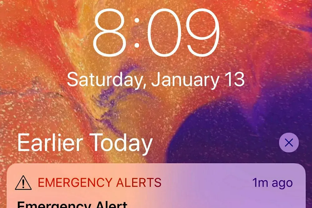 Slike meldinger dukket opp på folks mobiltelefoner i går og skremte svært mange mennesker på Hawaii. Heldigvis var det ikke sant. Foto: SOCIAL MEDIA