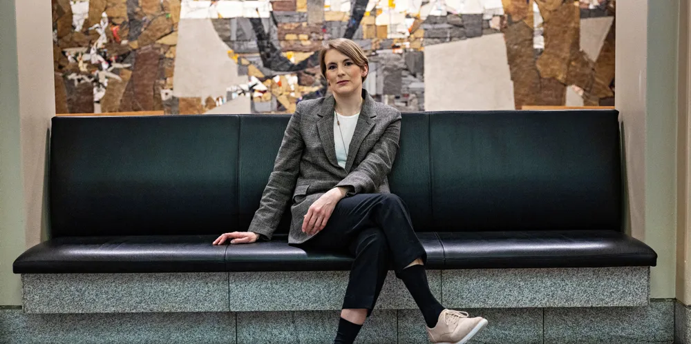 Lavere bunnfradrag, strenge miljøkrav og en skattesats på 48 prosent: SV og finanspolitisk talsperson, Kari Elisabeth Kaski, forteller om partiets krav til forhandlingene om lakseskatten.