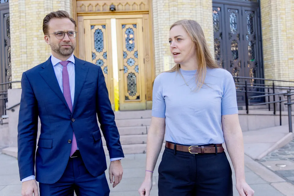 Høyres næringspolitiske talsperson Nikolai Astrup og nestleder Tina Bru irriterer seg over at det Jens Stoltenberg sier om havvind fremstår som ren Høyre-politikk, de samme holdningene de selv som Høyre-folk er blitt kritisert for av Ap i mange år.