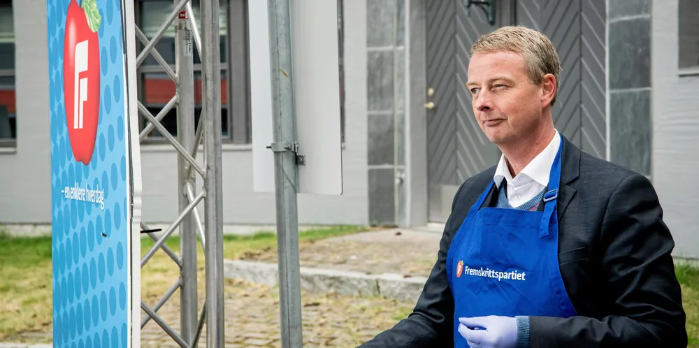 Den ene uka kan Søviknes drive betalt lobbyvirksomhet opp mot egne representanter for at laksenæringen ikke skal betale skatt. Neste uke kan han sitte og være med å bestemme hva slags verv de samme representantene skal ha.