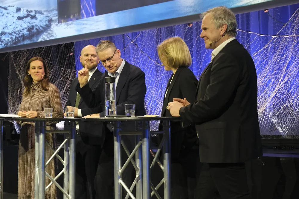 Debatt om blant annet normprisene under Sjømatdagene på Hell. F.v.: Marianne Sivertsen Næss (Ap), Willfred Nordlund (Sp), Olve Grotle (H), Kari Elisabeth Kaski (SV) og Alfred Bjørlo (V).