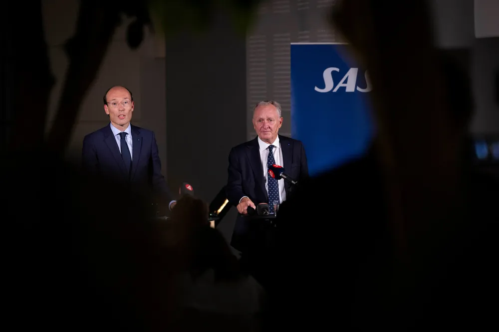 SAS' styreleder Carsten Dilling (fra høyre) og konsernsjef Anko van der Werff under pressemøtet onsdag, da det ble kjent at SAS får fire nye hovedeiere. Nå blir det trolig rokeringer i styret.