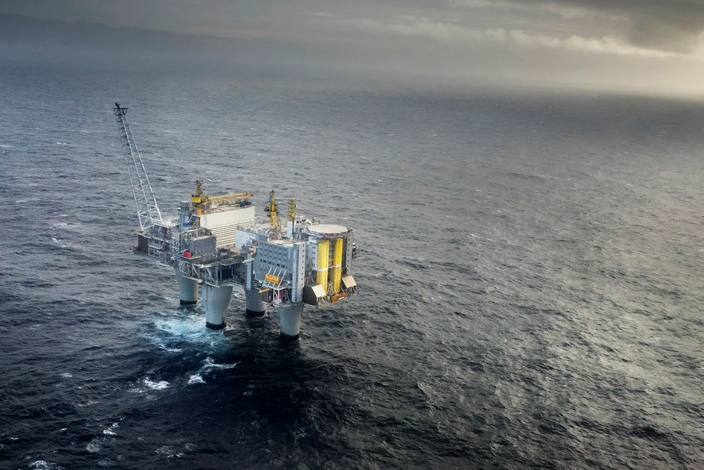 Like øst for Troll-feltet ønsker Statoil å lagre CO2 i undergrunnen som ledd i regjeringens fullskala CO2-fangst-og-lagrings-prosjekt. Lageret vil kreve et par brønner koblet til et landanlegg. Foto: Eivind Senneset