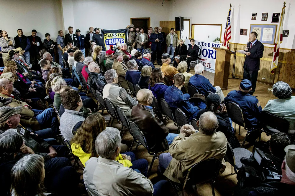 Omstridte Roy Moore på et fullsatt valgmøte i Alabama mandag. Selv om han beskyldes for å ha sextrakassert tenåringsjenter har han fortsatt gode sjanser å bli valgt til senator. Foto: Joe Buglewicz/AFP/NTB scanpix