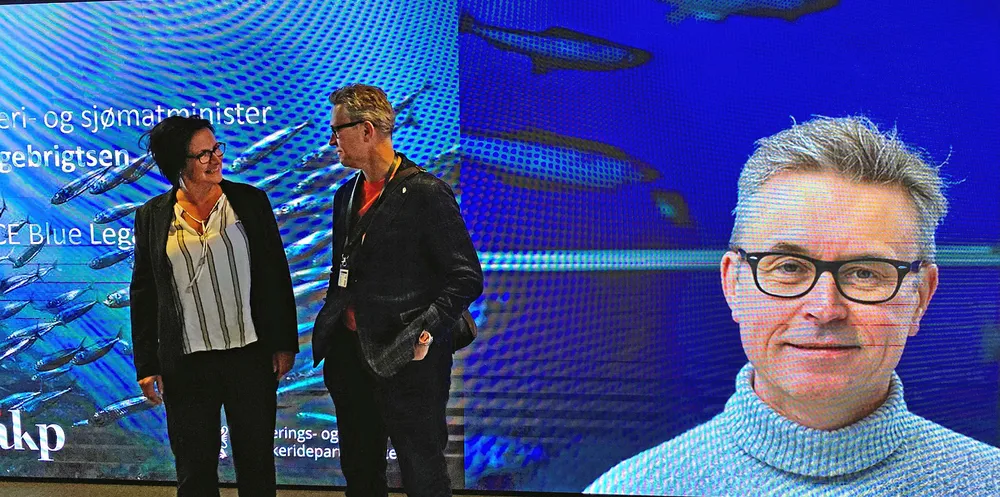 BIOMARIN: Wencke Uksnøy i Blue Legasea fikk presentert spennvidden i den biomarine næringen på Sunnmøre for fiskeri- og sjømatminister Odd Emil Ingebrigtsen i Ålesund torsdag. Ministerens besøk på Sunnmøre fortsetter fredag.