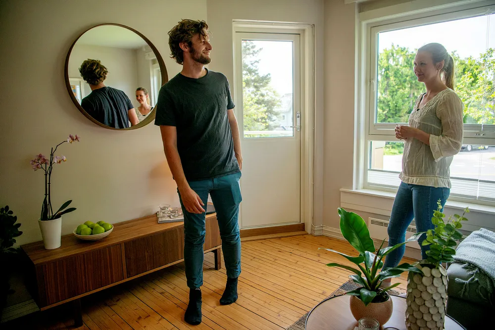 Ekteparet kunne muligens oppnådd en høyere pris for boligen på Tåsen om det hadde ventet med å selge:- Vi fikk jo solgt på første forsøk og det ble en helt grei pris, sier likevel Vetle Vedeld (31). Til høyre Ida Heir Hovland (32).