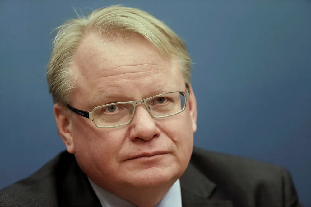 Kun 27 prosent mener at det bør stilles mistillitsforslag mot forsvarsminister Peter Hultqvist som følge av IT-skandalen i Transportstyrelsen, mens 51 prosent mener at han bør bli sittende. Foto: INTS KALNINS