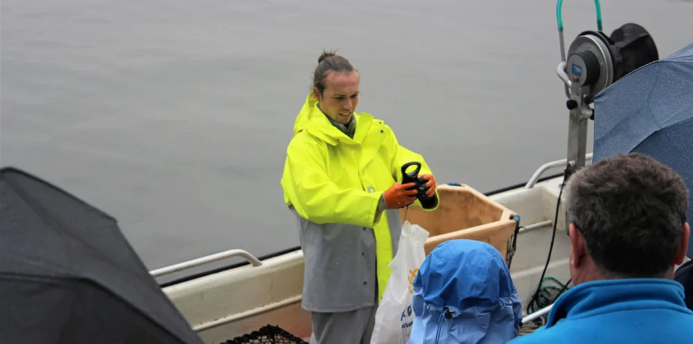 Marius Sørli (24) bor i Kleppestø på Askøy, hvor han også driver kaisalg av sjømat. Denne fredagen prøvde han ut Damsgård for første gang, en tyve minutters båttur fra Kleppestø, og han var fornøyd med oppmøtet.