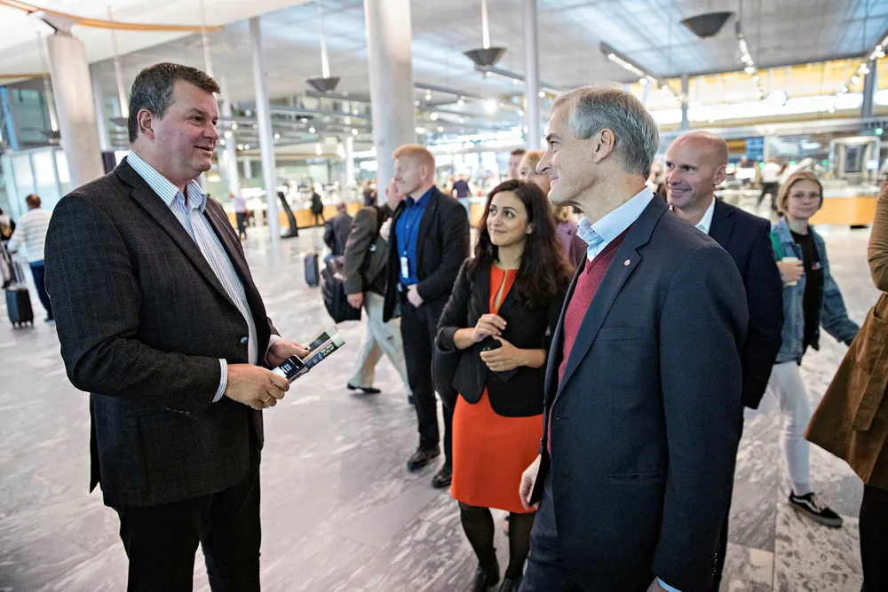 De møttes utenfor gate A4 på Gardermoen tidlig mandag morgen. LO-leder Hans-Christian Gabrielsen (til venstre) var på vei til Nord-Trøndelag. Ap-leder Jonas Gahr Støre skulle på vestlandsturné. Ap-nestleder Hadia Tajik og Oslos næringsbyråd Geir Lippestad skulle til Trondheim. Alle på valgkamp. Foto: Aleksander Nordahl