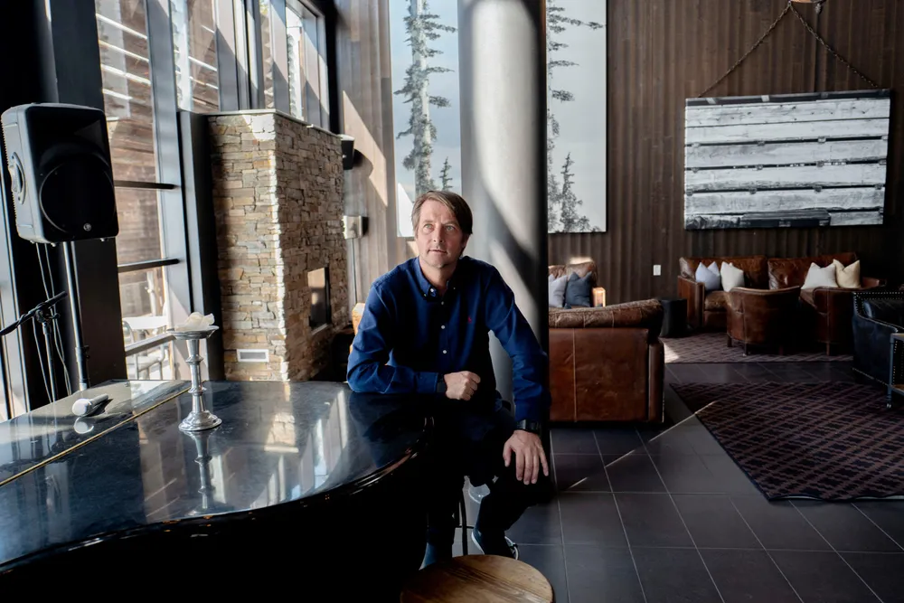 Norefjell Ski og Spa, Nordens største resorthotell, stengte over natten i mars i fjor og måtte permittere alle ansatte og sende gjester hjem. Nå frykter resortsjef Marius Arnesen at skjenkestopp og nye tiltak skal føre til et ras av avbestillinger.