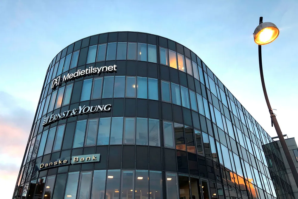Medietilsynet mener det er for tidlig å avvikle lokalradioenes mulighet til å sende på fm, og foreslår å forlenge konsesjonene i fem nye år, ut 2026.