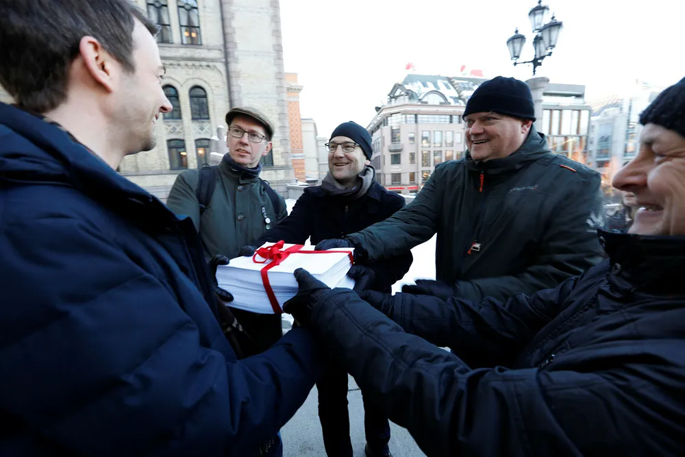 Aksjonen «Nei til avskilting av erfarne lærere» foran Stortinget tirsdag. Her overleverer (f.v.) Hans Ole Rian Musikernes fellesorganisasjon, Steffen Handal i Utdanningsforbundet, Stig Johannessen Skolelederforbundet og Terje Moen Skolenes landsforbund 36.450 underskrifter til Kent Gudmundsen i Høyre. Foto: Gorm Kallestad / NTB scanpix