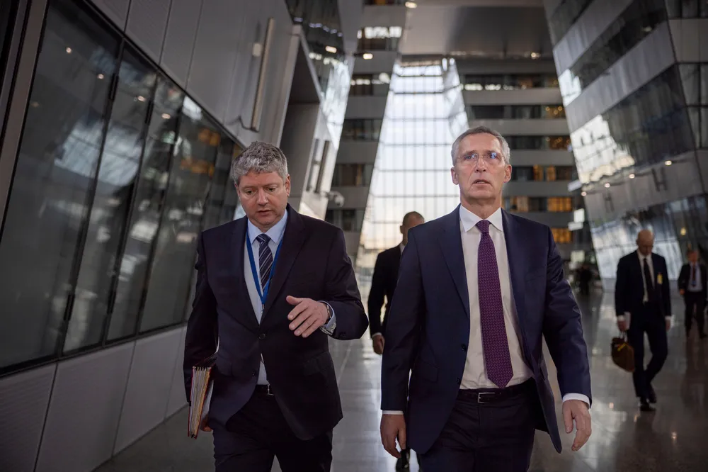 Stian Jenssen (til venstre) er Jens Stoltenbergs stabssjef og den som er aller nærmest generalsekretæren, også her i hovedkvarteret i Brussel. Mye tyder på at perioden deres ikke er over i høst.