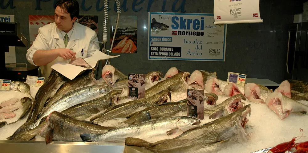 SKREISUKSESS: Til tross for koronapandemien etterspør spanjolene norsk skrei, torsk og sei. Her illustrert fra et supermarked i Madrid.