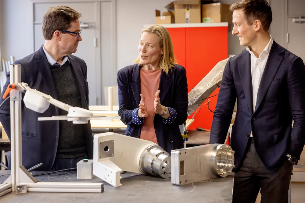 – Stadig flere får nå øynene opp for vår teknologi, sier administrerende direktør Anne Dingstad i Saga Robotics. Til venstre John Torvik, leder av Akers investeringsselskap ICP Ventures, mens investeringsdirektør Jacob Ziesler i Blystad Group står til høyre.