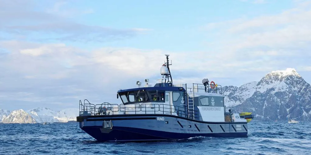 FØLGER FISKET: Inspektører om bord på kontrollbåten «Rind», ser til at alt går for seg slik det skal, i tråd med lokale reguleringer på lofothavet.Foto: Frode Adolfsen