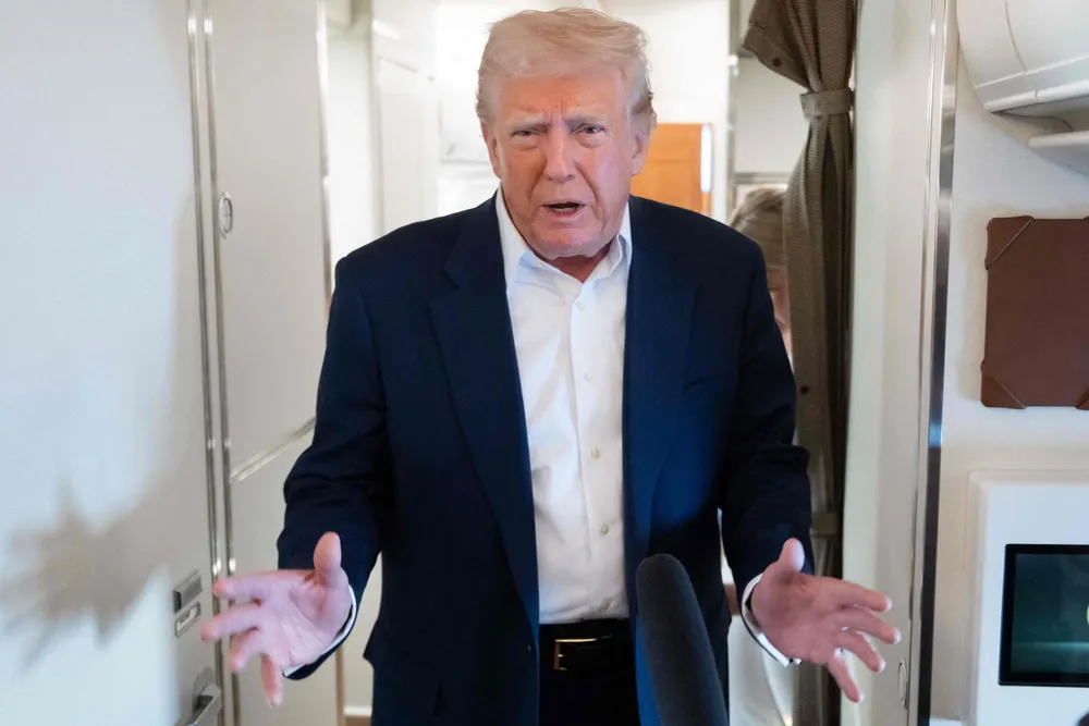 Ikke engang Mikke Mus ville funnet på noe så dumt som det Trump foretar seg, skriver Sverre Diesen. Her gir Trump en pressekonferanse på Air Force One i helgen.