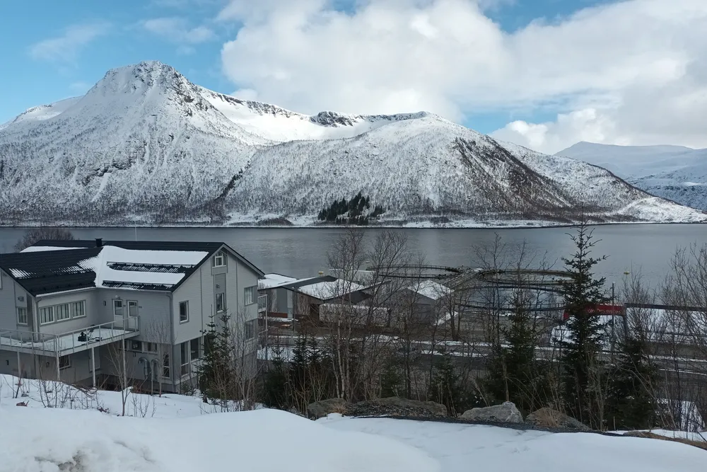 Torsken på Senja, hvor Wilsgård holder til. På bildet ser en blant annet leiligheter og konferanserom – samt ventemerder.