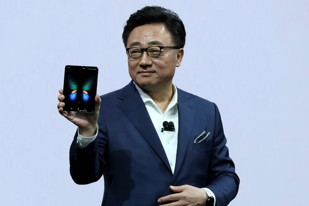 Samsung-sjef DJ Koh viser frem den endelige versjonen av Galaxy Fold i San Francisco.