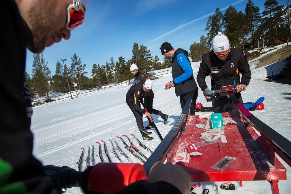 Testpanelet «nullstiller» skiene og gjør alle parene så like som mulig før testen begynner. Svein Olav Utiskog (fra venstre), Göran Höyvik Ulltang, Micke Pålsson, Pål Berntzen og Øystein Slettemeås. Foto: Thomas T. Kleiven