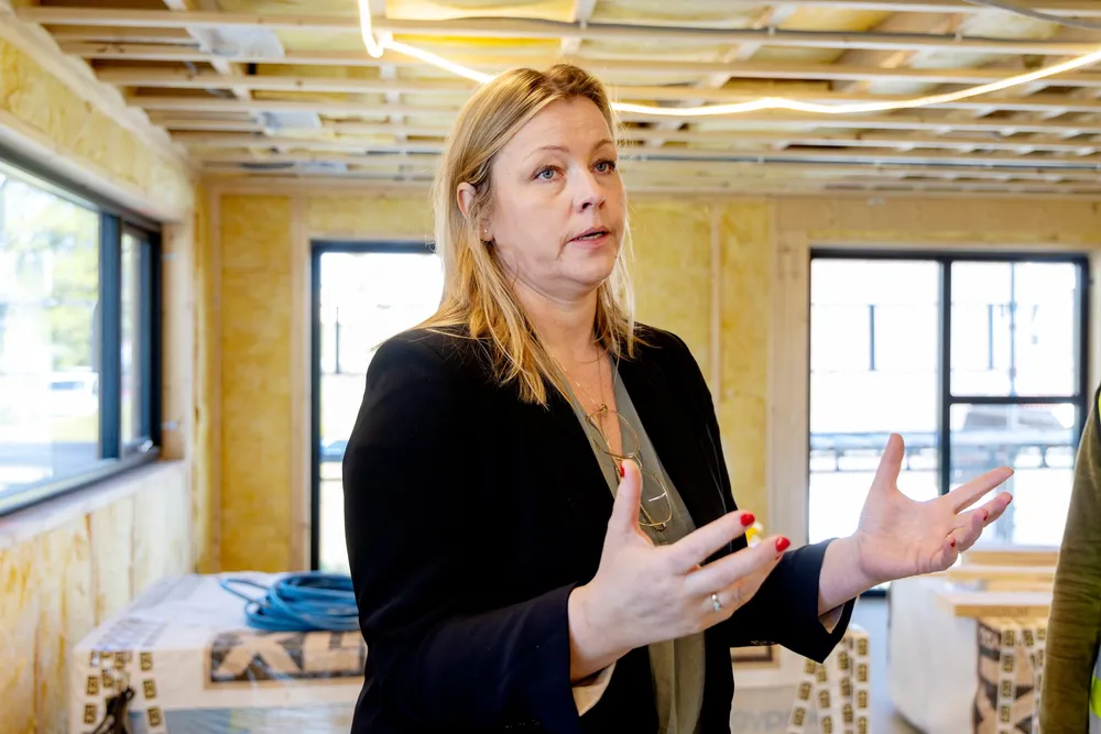 Skribenten foreslår en enkel lovendring som vil gi kommunen incentiv til å følge opp byggesøknadene mer aktivt. Kommunalminister Kjersti Stenseng (Ap).