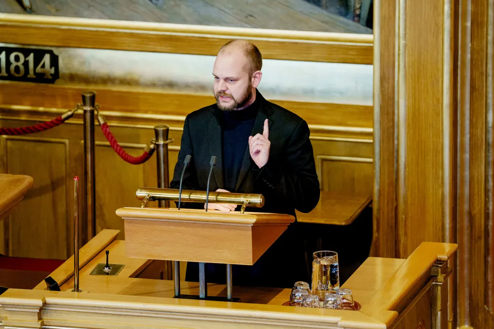 Moralsk ståsted har tydelig sammenheng med politisk orientering, skriver artikkelforfatterne. Her Rødts stortingsrepresentant Mímir Kristjánsson, som i en podkast kommer frem til at «ja, det er lavere moral på høyresiden».