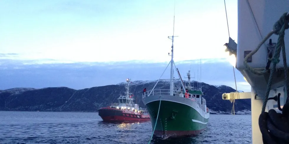 Kystverket folk om å holde seg på god avstand fra fartøyet da det ennå er fare for eksplosjon. Foto: Redningsskøyta "Emmy Dyvis".
