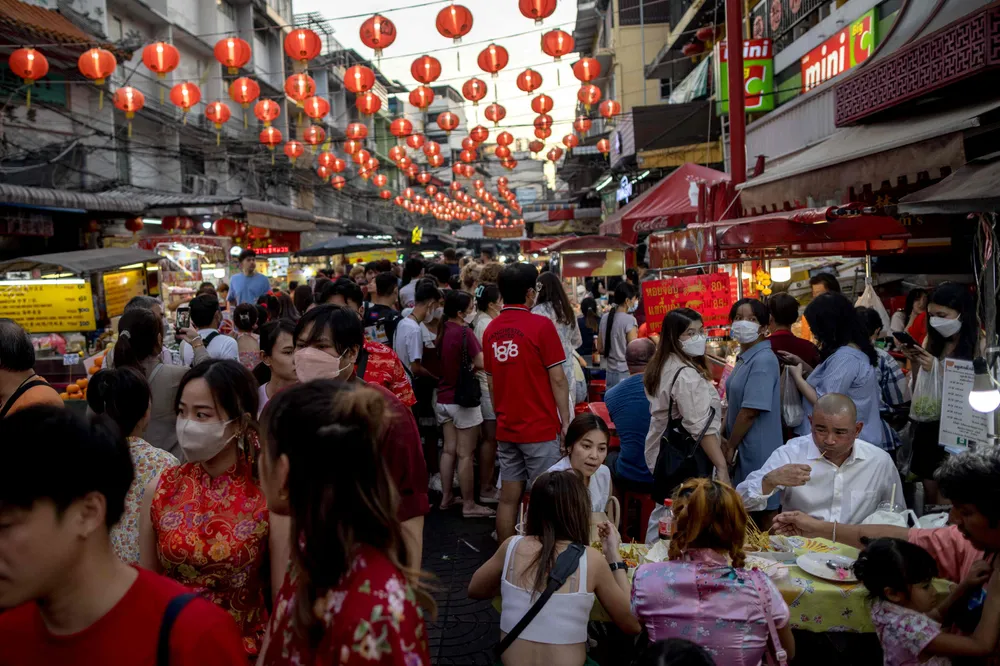 Den kinesiske nyttårsfeiringen er i gang – ikke bare i Kina, men også i blant annet den thailandske hovedstaden Bangkok. Her fra bydelen Yaowarat i Bangkok på søndag.