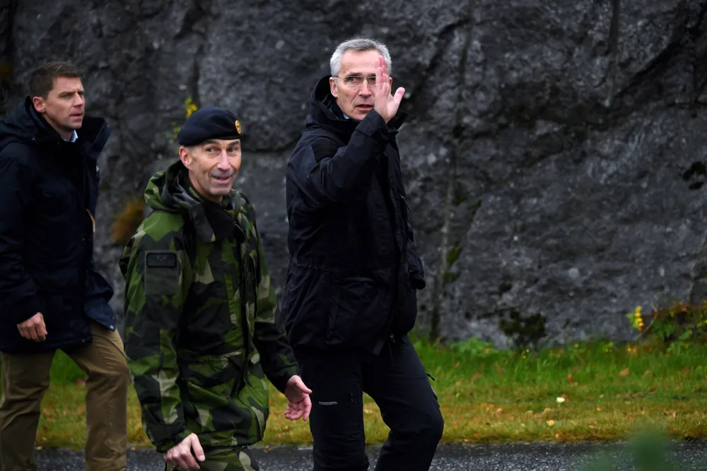 Den svenske forsvarssjefen Micael Bydén sa til SVT nylig at sikkerhetssituasjonen i Sverige er på sitt mest krevende siden annen verdenskrig. Her er Bydén assistert av Natos generalsekretær Jens Stoltenberg.