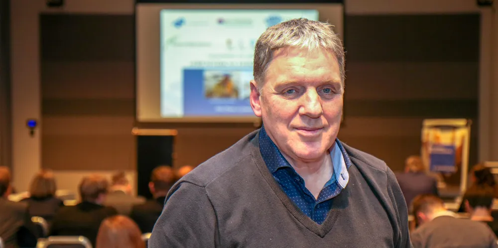 Geir Adelsten Iversen uttaler seg i øst og vest om fiskeri- og havbrukspolitikk, men er i svært liten grad i tråd med partiprogrammet. Sp ønsker status quo av fiskeripolitikken, og er minst like konservative som dagens fiskeriminister.