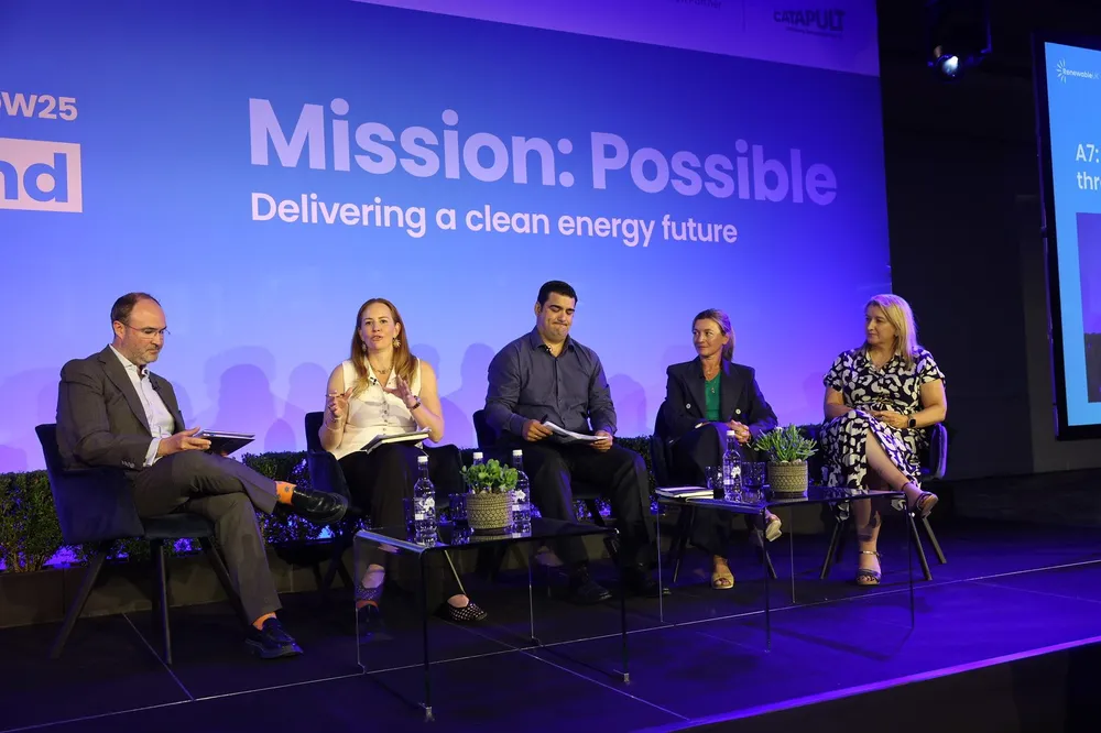 Susie Lind of BlueFloat Energy (second left).