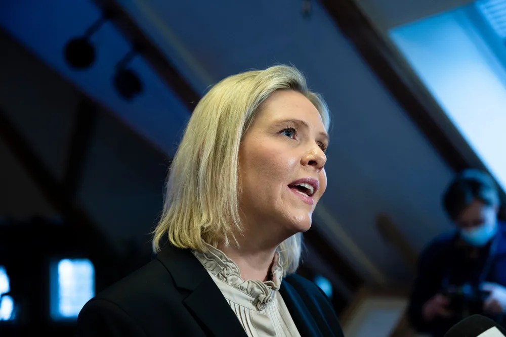 Sylvi Listhaug mener Erna Solberg burde dra til Israel for å lære vaksinestrategi.