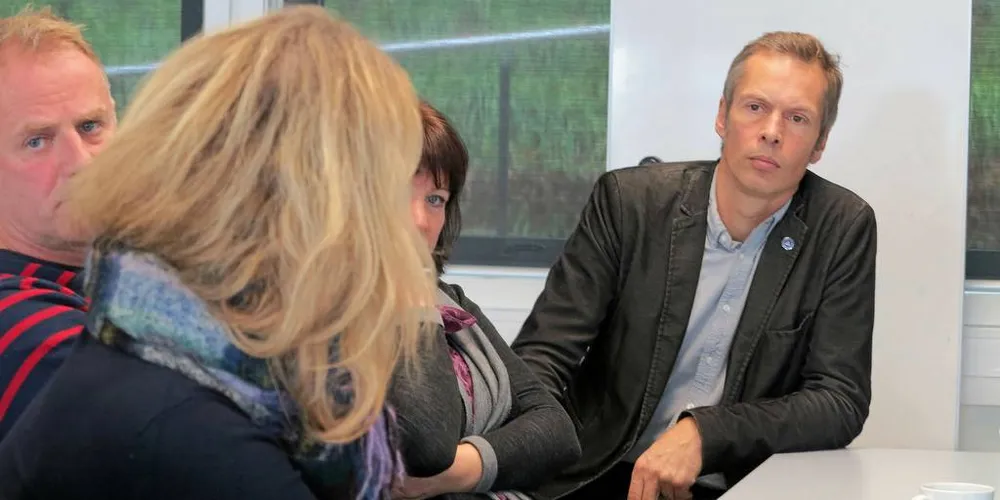 MÅTTE SVARE: Forskningssjef Geir Huse (t.h.) måtte svare Kristian Sandtorv (t.v.) og andre fra fiskerinæringen på kvoteråd for makrell i 2019.Foto: Nils Torsvik