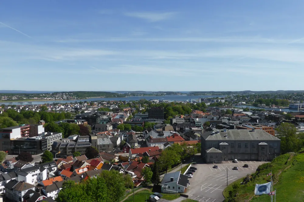 Tønsberg er en av Norges eldste byer. Her ses byen fra veien opp mot Slottsfjellet. Her har prisene steget 8,7 prosent hittil i år.