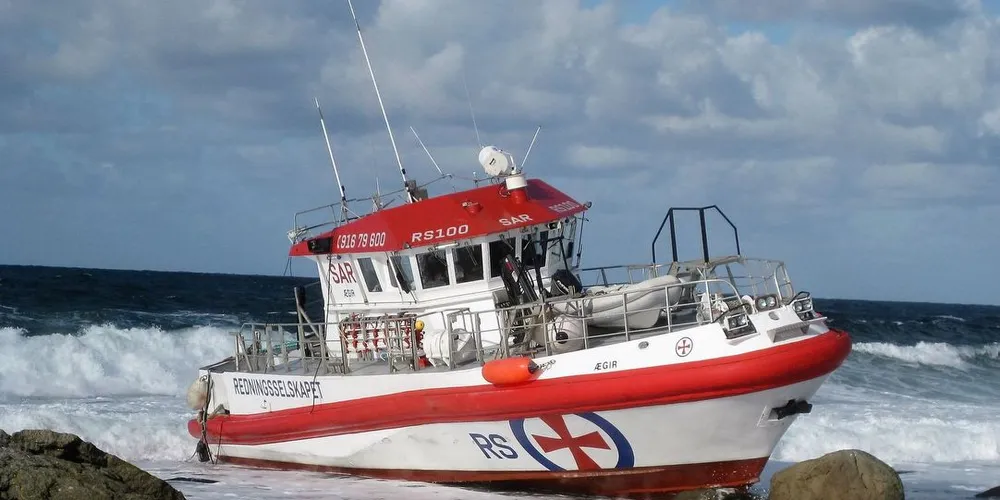 Redningsskøyta «Ægir» ble tatt av en brottsjø under redningsaksjonen ved Lista torsdag kveld, og ligger nå i fjæresteinene syd for Lista flyplass. Foto: Roy Harbakk