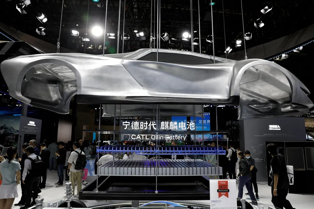 Kinesiske CATL, verdens største batteriprodusent, viser frem teknologi under Auto China 2024. Batterigiganten satser tungt på elektriske lastebiler og ønsker å revolusjonere tungtransporten. Selskapet venter at halvparten av alle nye lastebiler i Kina vil være elektriske innen 2028.