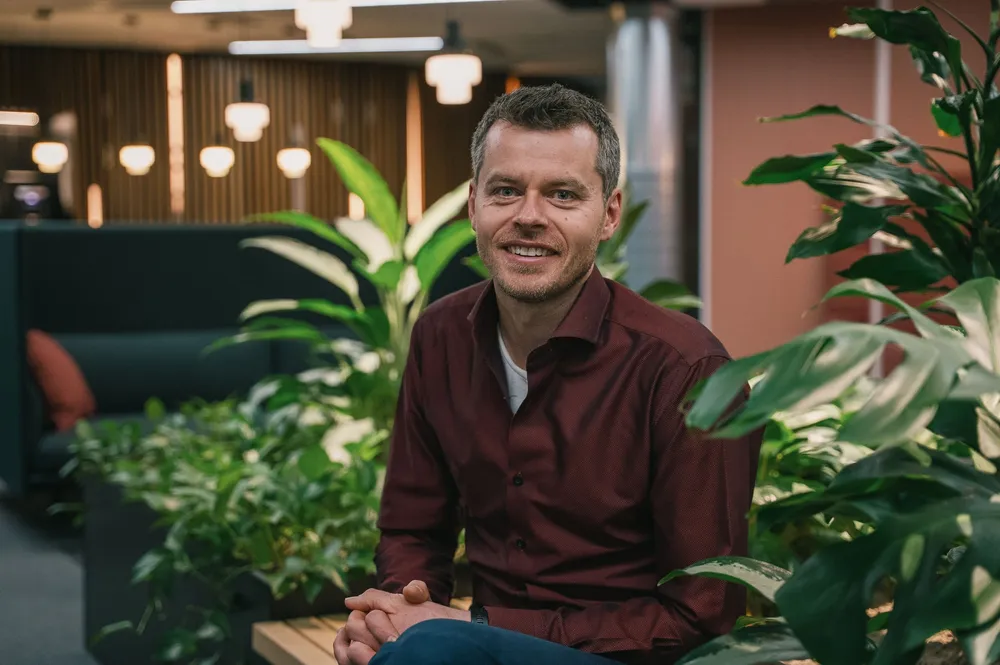 Børge Noddeland hos Enova mener at seilteknologi fremdeles er umodent. Han får kritikk fra rederier som mener seil er en del av energimiksen til sjøs.
