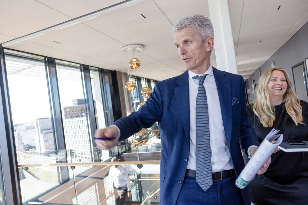 Pareto Securities-sjef Christian Jomaas (fra venstre) kan glede seg over det nest beste resultatet siden 2007. Finansdirektør Camilla Kempe deler ut bonuser til de ansatte neste uke.