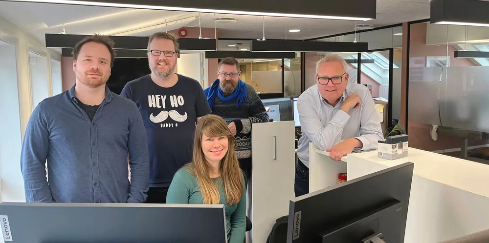 I dag offentliggjøres de offisielle lesertallene til norske medier. Tallene viser at flere leser Fiskeribladet. Fra venstre (foran): journalist Robert Nedrejord, frontsjef Torhild Måkestad, journalist Ole Erik Klokeide. Bak fra venstre: journalist Ketil Svendsen og grafiker Kay Åge Strøm-Grøtan.