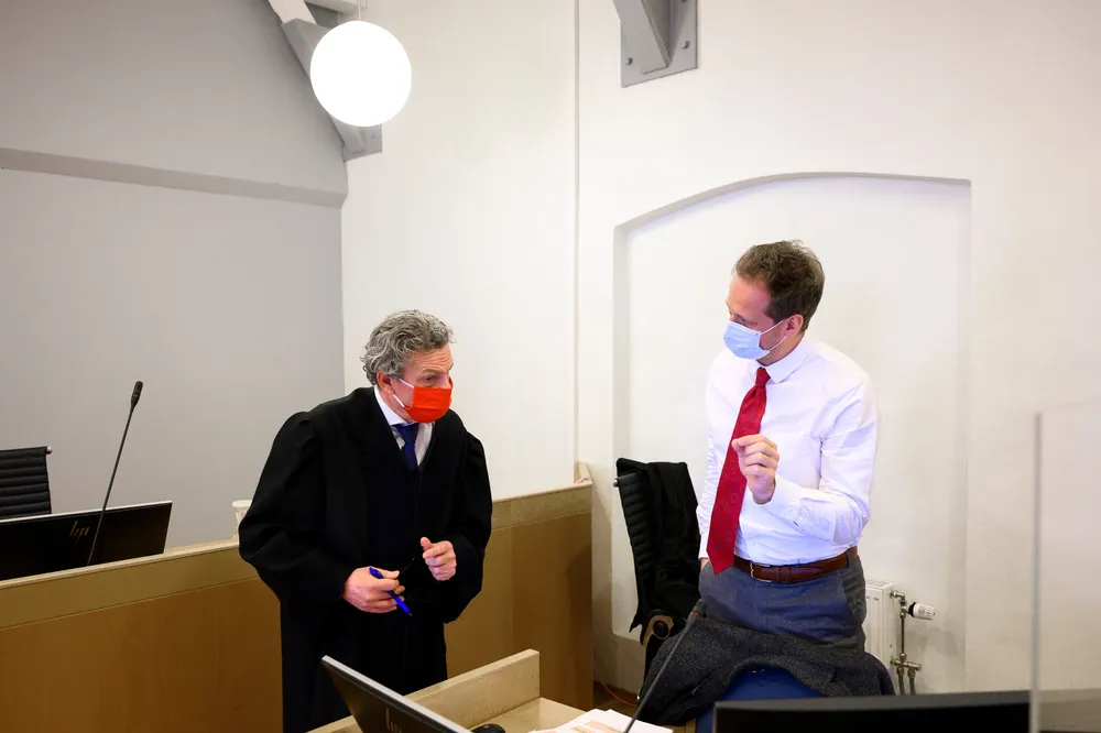 Aktor og førstestatsadvokat Esben Kyhring (til høyre) i dialog med advokat Knut Henrik Strømme, som er forsvarer for tiltalte Harald Svendsen, tidligere byggesjef i Tjøme kommune.